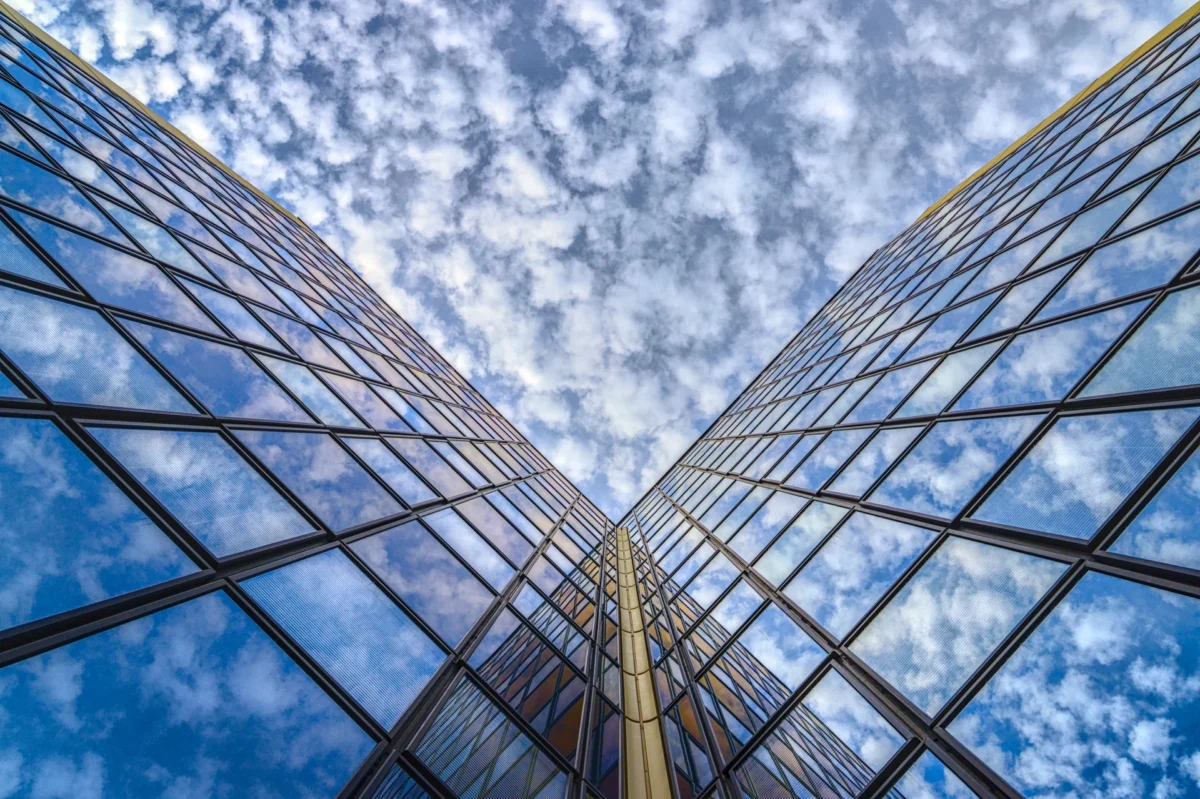 DIRECCTE - Photographie d'art architecture moderne immeuble DIRECCTE Montpellier reflets nuages Réflexion Géométrique