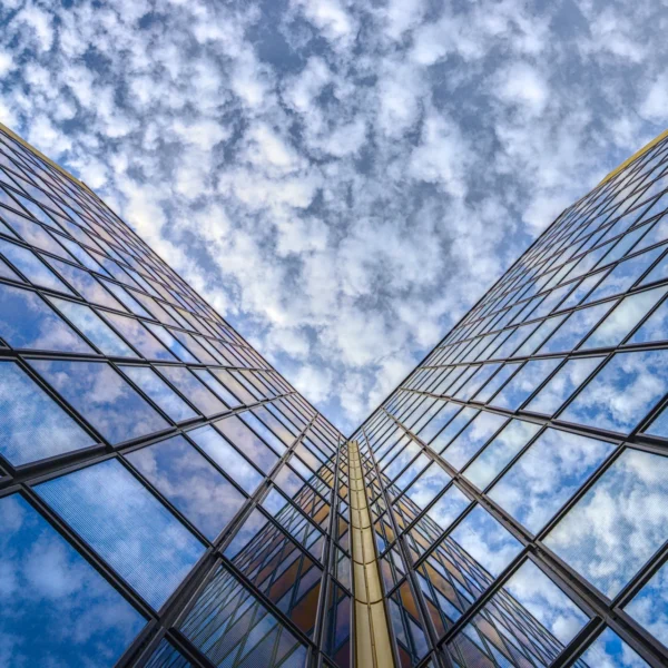 DIRECCTE - Photographie d'art architecture moderne immeuble DIRECCTE Montpellier reflets nuages Réflexion Géométrique