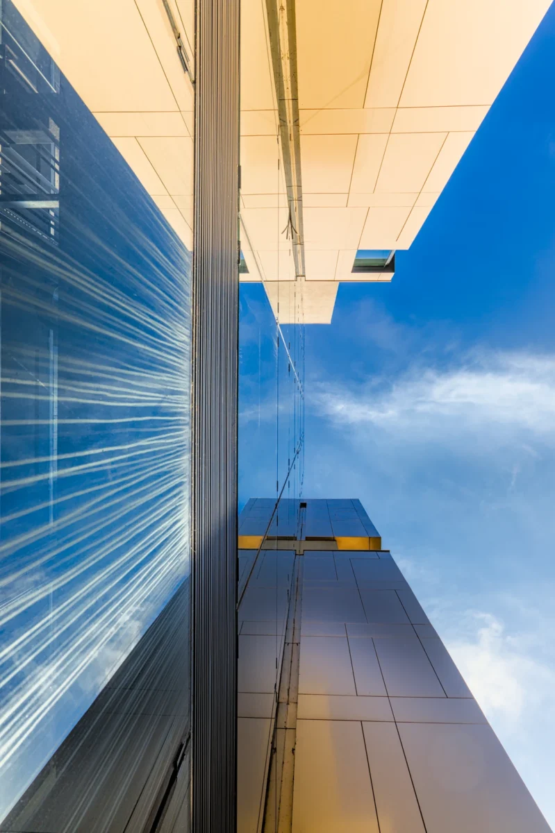 OZ'ONE - Photographie d'art architecture contemporaine immeuble OZ'ONE Montpellier Port Marianne contre-plongée réversible