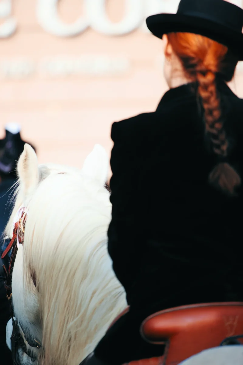L'Héritière de l'Aube - Photographie d'art d'une cavalière gardiane de dos sur un cheval blanc tenue traditionnelle camarguaise