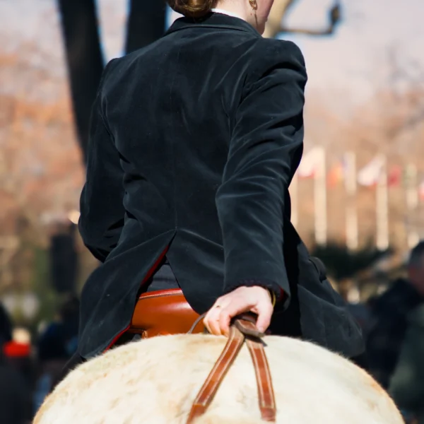 Icône Gardiane - Photographie d'art d'une cavalière gardiane sur son cheval blanc en tenue traditionnelle noire Icône Gardiane
