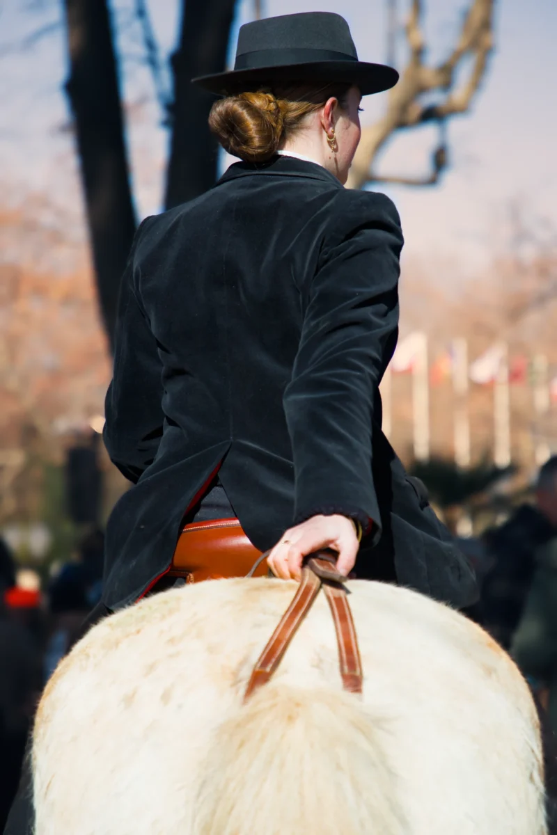 Icône Gardiane - Photographie d'art d'une cavalière gardiane sur son cheval blanc en tenue traditionnelle noire Icône Gardiane