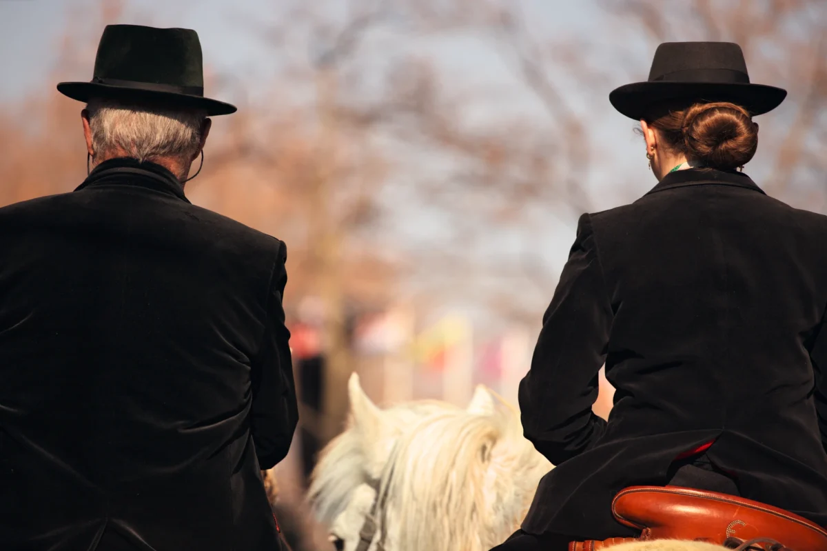 Photographie d'art cavaliers camarguais de dos en tenue traditionnelle gardiane Passage de Témoin