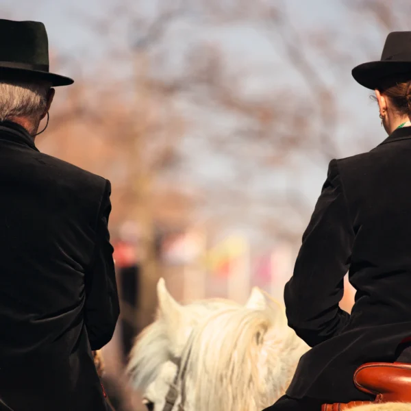 Photographie d'art cavaliers camarguais de dos en tenue traditionnelle gardiane Passage de Témoin