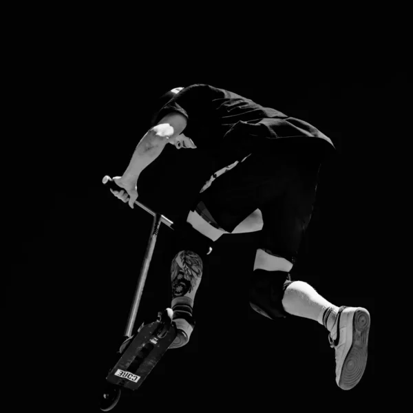 Photographie d'art sport extrême noir et blanc - Nexus Freestyle - Fusion rider et trottinette FISE Montpellier
