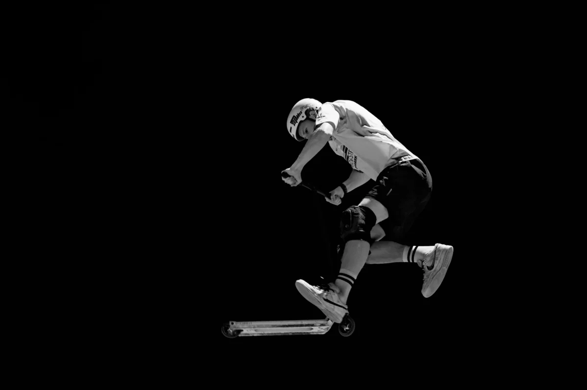 Photographie d'art sport extrême noir et blanc - Trottinette freestyle FISE Montpellier Gravity Zero