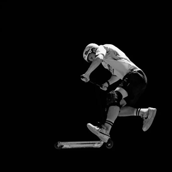 Photographie d'art sport extrême noir et blanc - Trottinette freestyle FISE Montpellier Gravity Zero