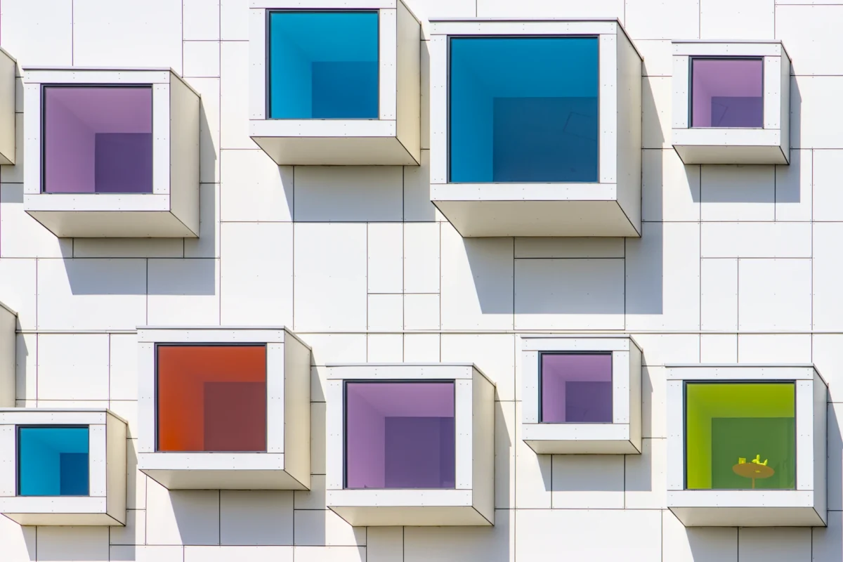 Photographie d'art architecture R-REVOLUTION - Fenêtres colorées chromothérapie façade blanche