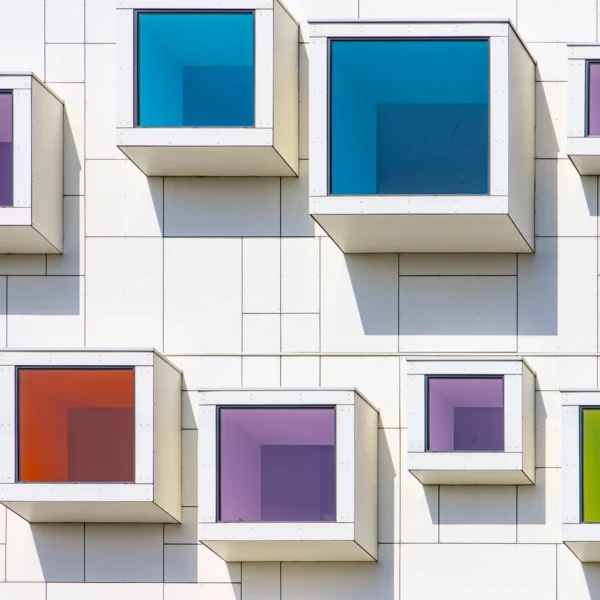 Photographie d'art architecture R-REVOLUTION - Fenêtres colorées chromothérapie façade blanche