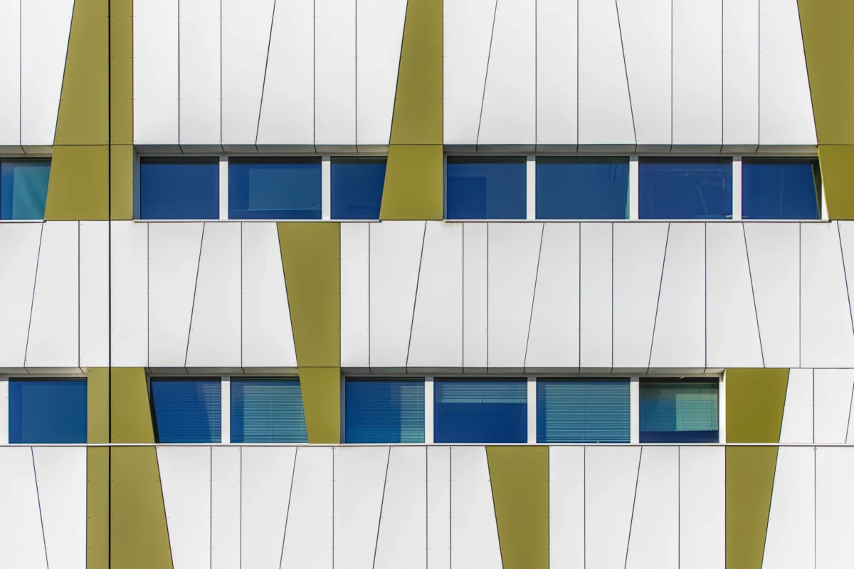 Photographie d'art architecture FAHRENHEIT Montpellier - Façade blanche et verte graphique