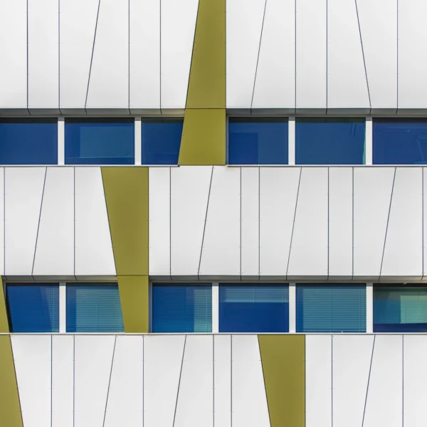 Photographie d'art architecture FAHRENHEIT Montpellier - Façade blanche et verte graphique