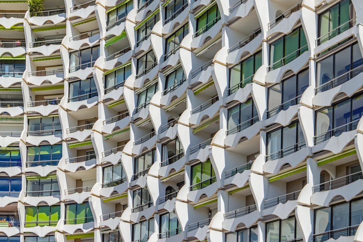 Photographie d'art architecture La Grande Pyramide - Détail de façade et modénatures maillots de bain La Grande Motte