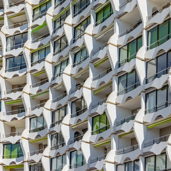 Photographie d'art architecture La Grande Pyramide - Détail de façade et modénatures maillots de bain La Grande Motte