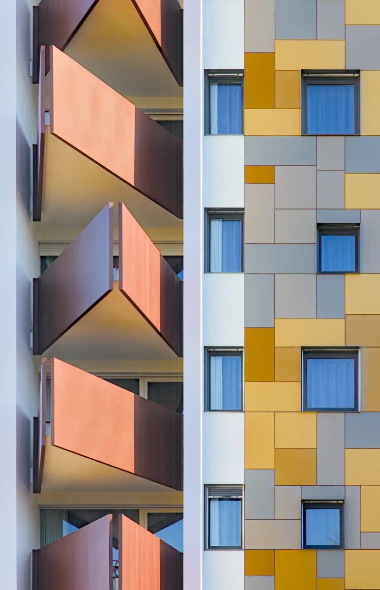 Photographie d'art architecture Montpellier Realista - Façade style Tetris et balcons asymétriques