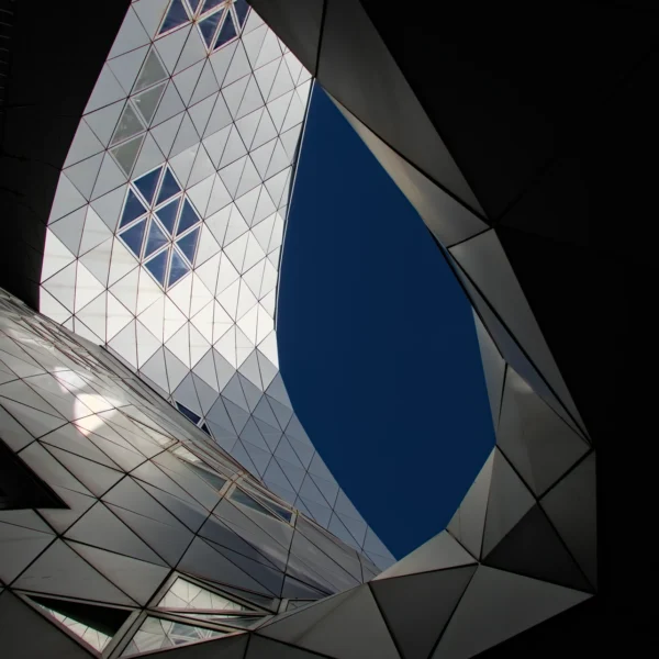 Photographie d'art architecture Diamond - Façade aluminium triangulaire Montpellier