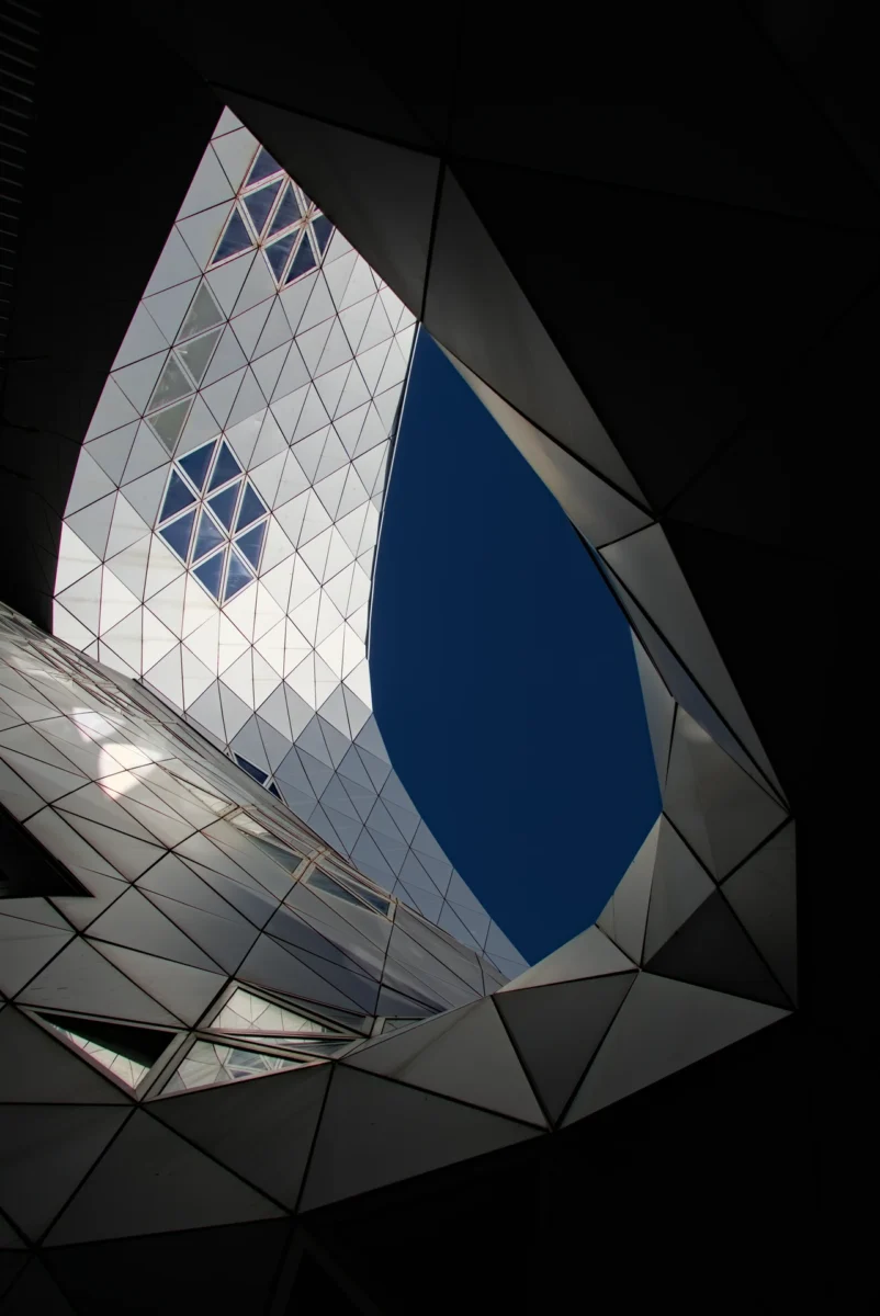 Photographie d'art architecture Diamond - Façade aluminium triangulaire Montpellier