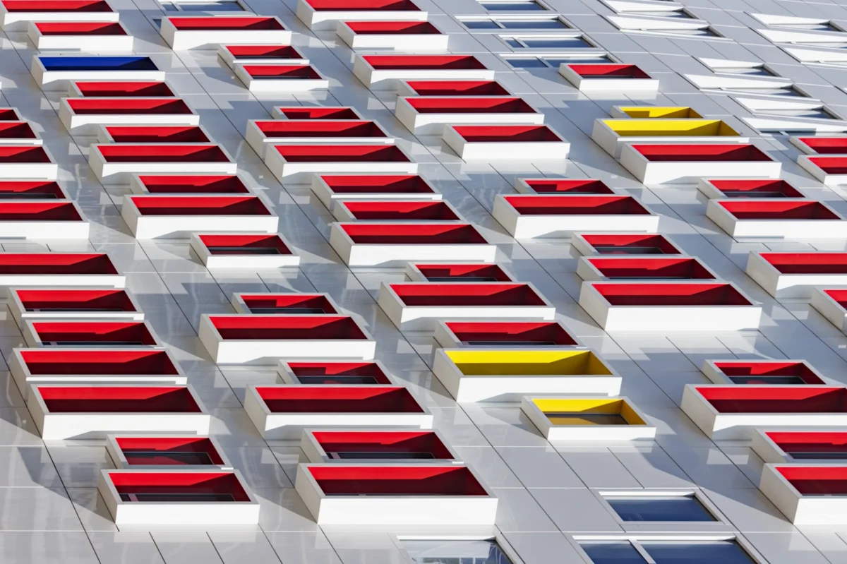 Photographie d'art architecture Marseille L'Abstraction Urbaine - Façade colorée rouge jaune bleu