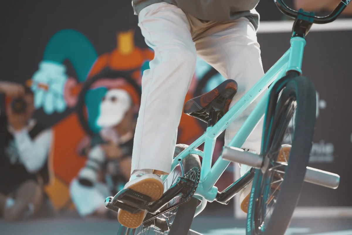 L'équilibre suspendu : danse urbaine au fise - Photographie d'art en édition limitée par Frédéric Legras