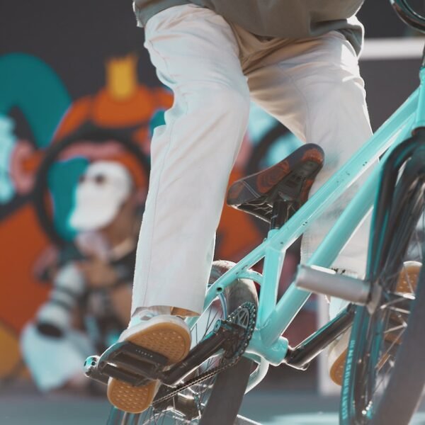 Photographie artistique de BMX Flatland - L'Équilibre Suspendu : Danse Urbaine au FISE.