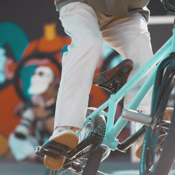 L'équilibre suspendu : danse urbaine au fise - Photographie d'art en édition limitée par Frédéric Legras