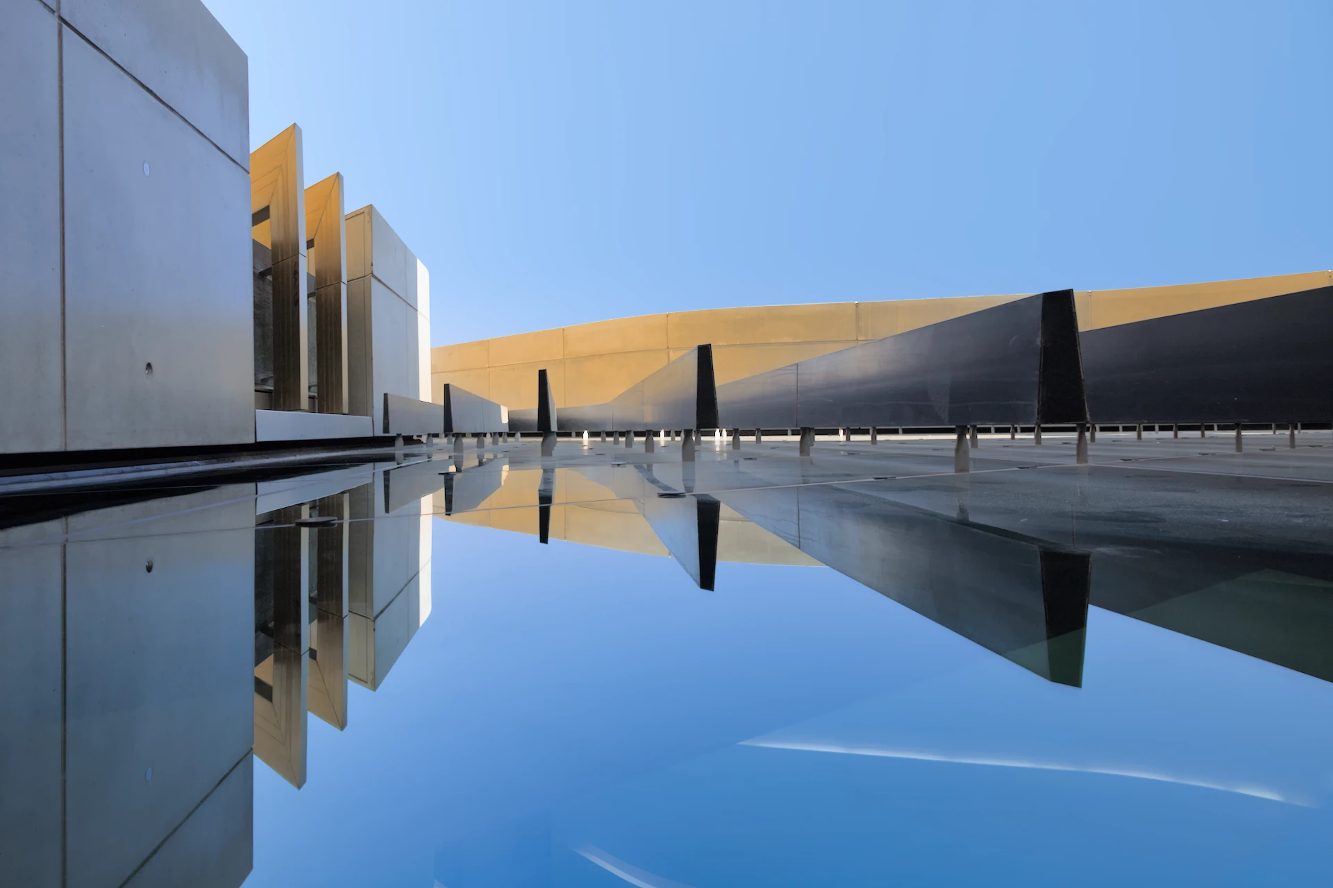 Photographie d'art du bâtiment Pierres Vives (Zaha Hadid) à Montpellier, Art photographique idéale pour la décoration de bureaux et espaces de travail professionnels.