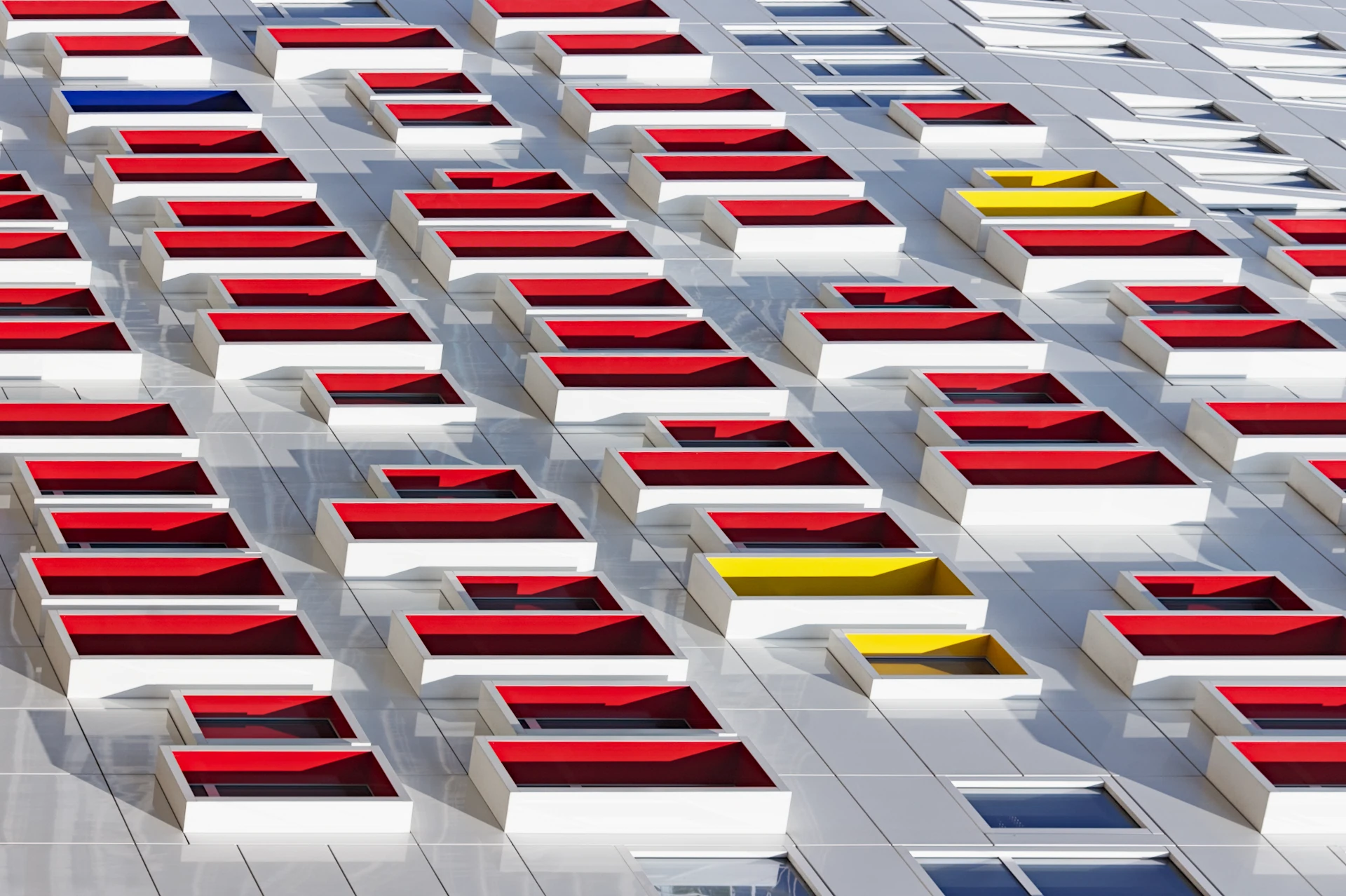 Accueil Foto-LimitedEdition 2 de couleurs: les rectangles rouges, jaunes et bleus qui animent les façades, associés à des panneaux blancs créent un contraste élégant.