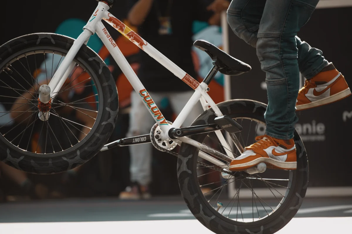Photographie d'art BMX Flatland La Symbiose Chromatique - Harmonie orange et blanc au FISE Montpellier