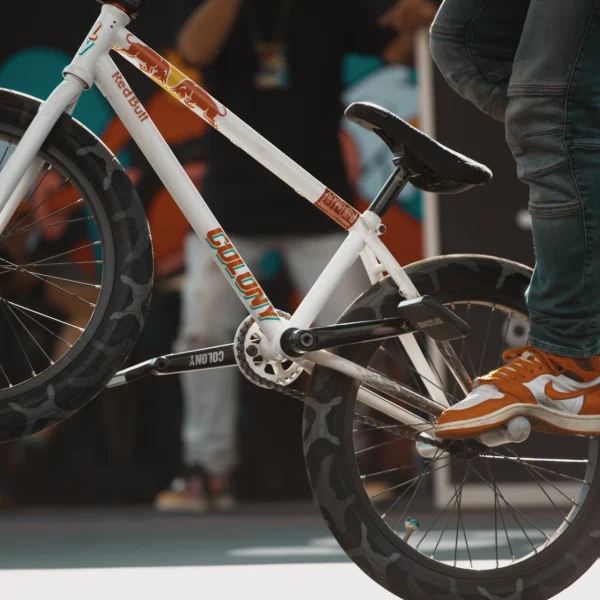 Photographie d'art BMX Flatland La Symbiose Chromatique - Harmonie orange et blanc au FISE Montpellier