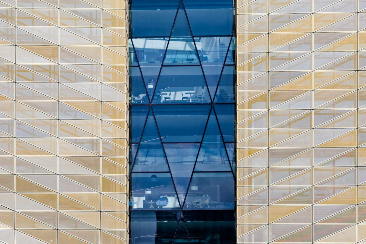 Photographie d'art détail façade Central Bank of Ireland Dublin Docklands opposition couleurs bleu et or