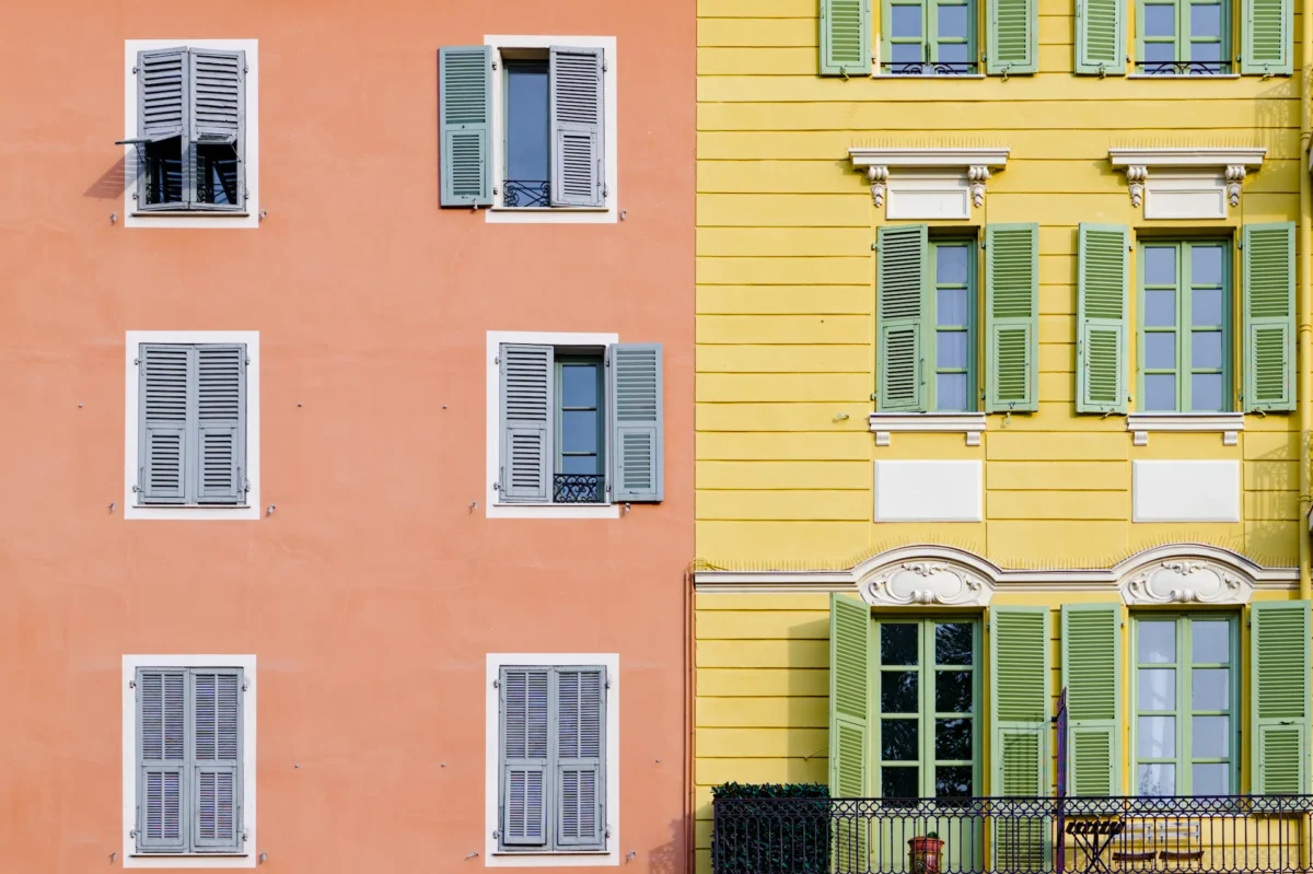 Voyeuses et Ocres - Photographie d'art façade immeuble coloré Vieux Nice rose ocre jaune avec volets typiques à clapets voyeuses