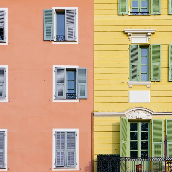 Voyeuses et Ocres - Photographie d'art façade immeuble coloré Vieux Nice rose ocre jaune avec volets typiques à clapets voyeuses