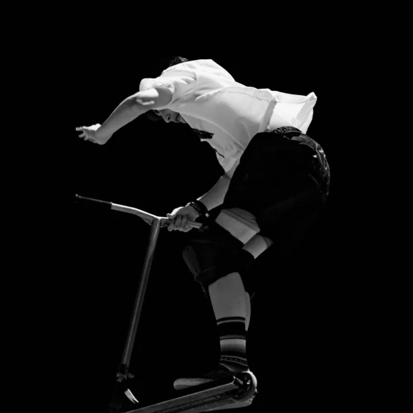 Photographie d'art sport extrême noir et blanc - Figure trottinette freestyle FISE Montpellier Torque