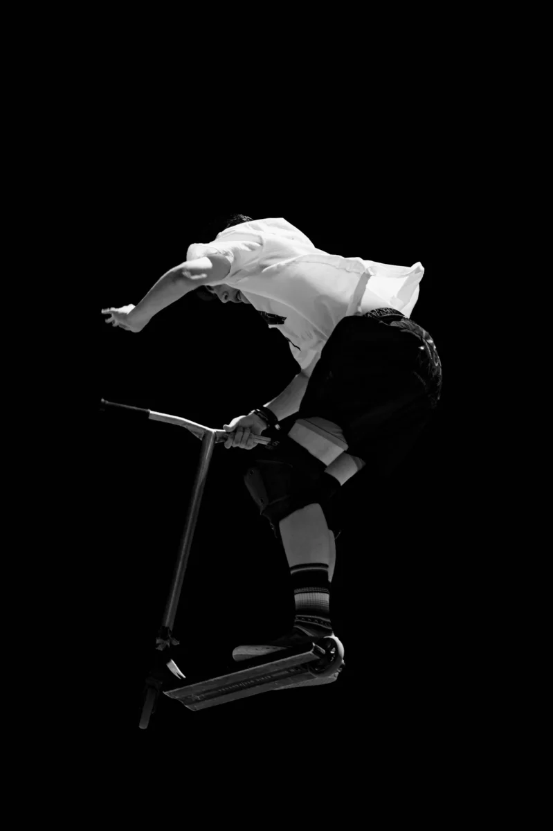 Photographie d'art sport extrême noir et blanc - Figure trottinette freestyle FISE Montpellier Torque