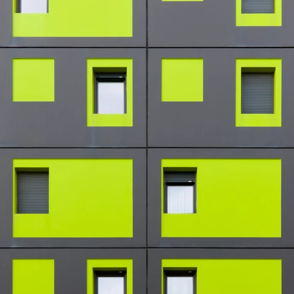 Photographie d'architecture de la résidence Empyrée à Montpellier, gros plan géométrique sur des façades gris anthracite et vert pistache, style cubiste.