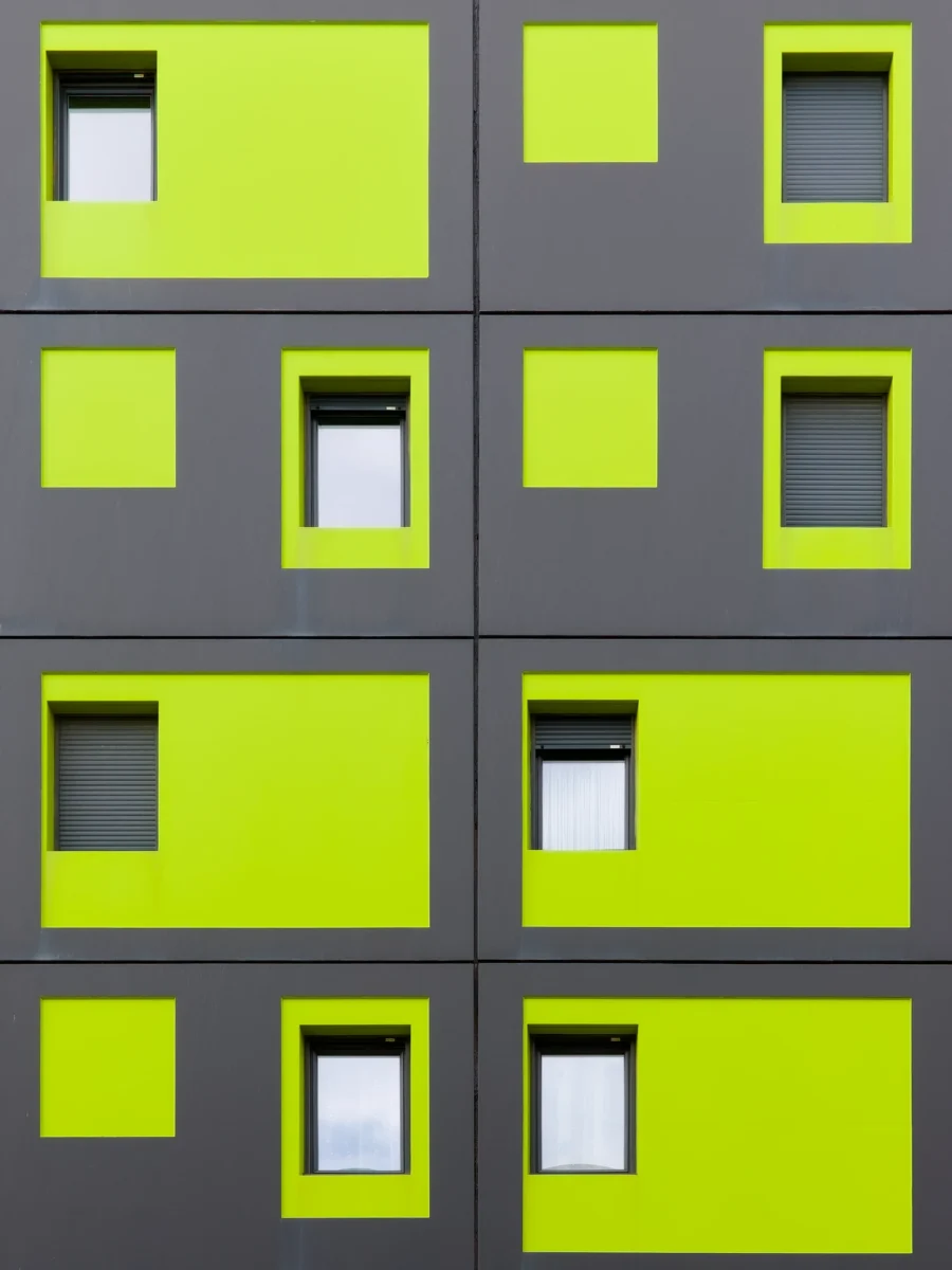 Photographie d'architecture de la résidence Empyrée à Montpellier, gros plan géométrique sur des façades gris anthracite et vert pistache, style cubiste.