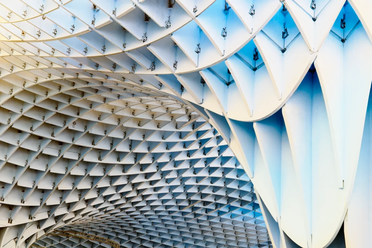 Photographie d'art géométrique et alvéolaire du Metropol Parasol à Séville (Las Setas), avec un traitement de couleur inversé en bleu électrique et jaune doré.