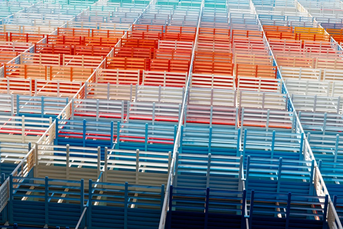 Gros plan abstrait et géométrique sur la façade colorée de la tour La Marseillaise, motif répétitif de grilles bleues, blanches et rouges formant une trame.