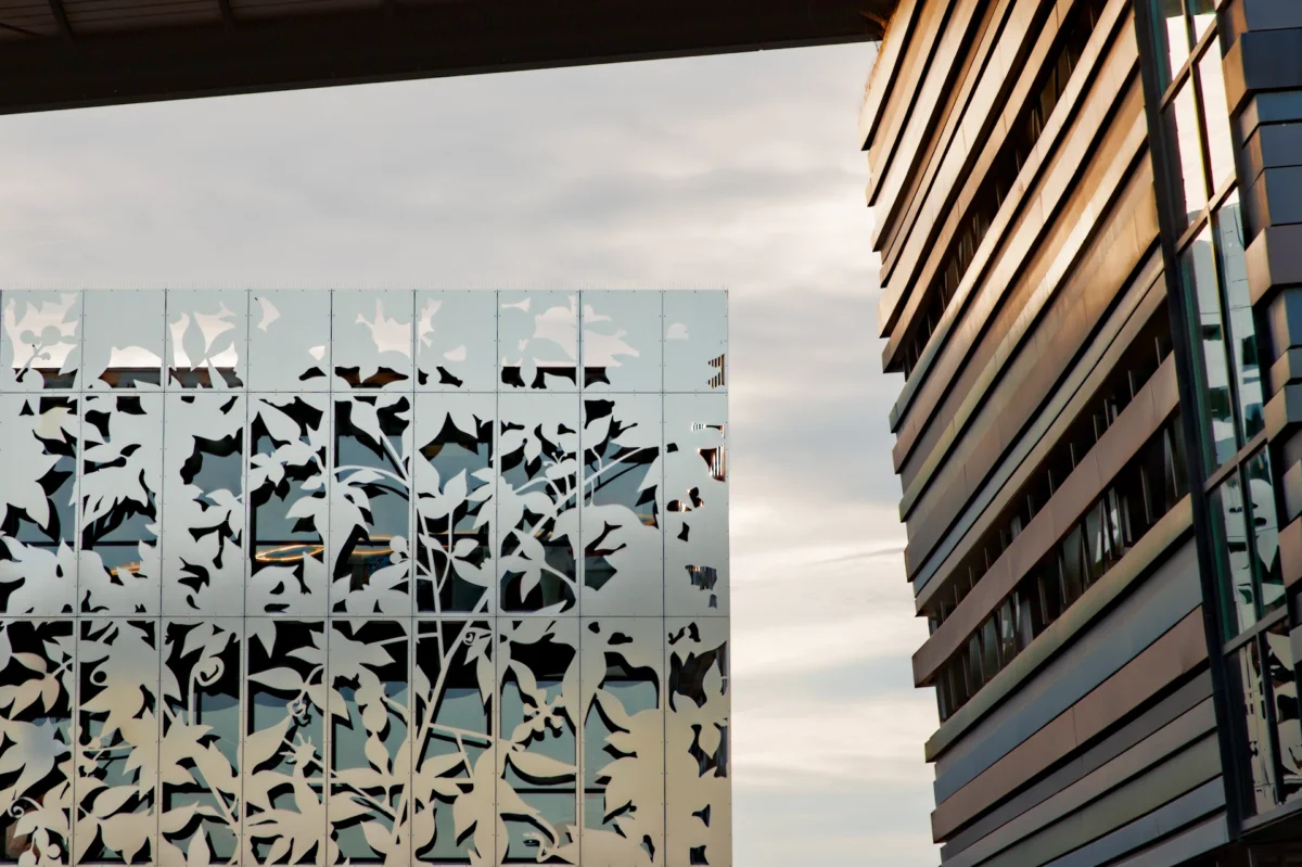 Photographie d'art des façades des immeubles Mermoz et Berlingot à Castelnau-le-Lez, détails graphiques de la résille métallique près des bureaux d'Ubisoft.