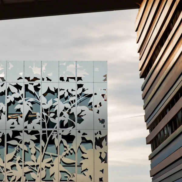 Photographie d'art des façades des immeubles Mermoz et Berlingot à Castelnau-le-Lez, détails graphiques de la résille métallique près des bureaux d'Ubisoft.