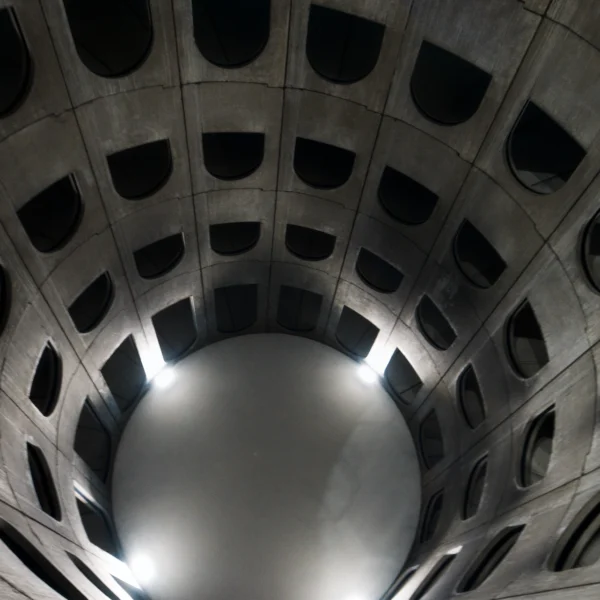 Célestins, création photographique originale en contre-plongée inversée montrant une structure cylindrique en béton formant une spirale vertigineuse et abstraite.